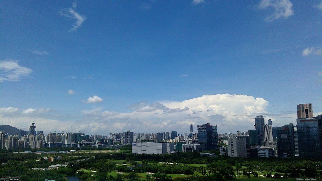 广东深圳的纯净蓝天，城市中的一片蓝天美景