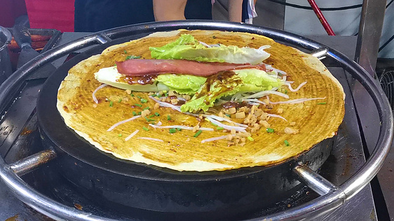 传统煎饼制作视频，美食魅力与制作全程展示