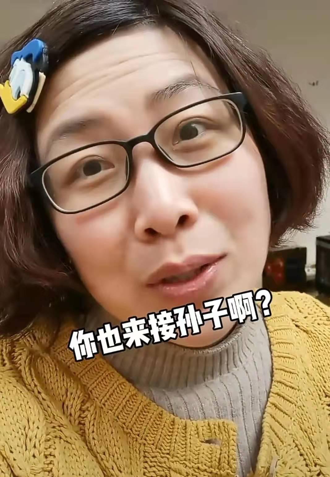 奶奶灰短发女生头像，时尚潮流中的个性风采展现