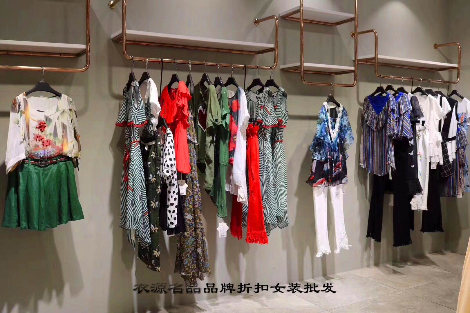 源品牌服装，经典时尚，潮流引领者